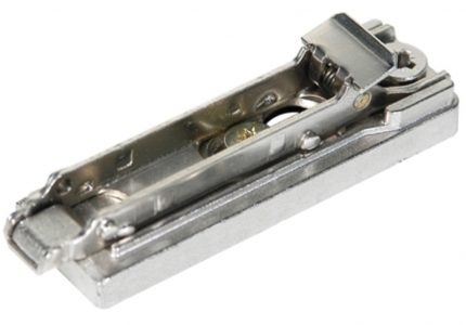 Base para bisagra Salice BAP3R39  16 "Domi" niquelada H=3mm lineal (21+32mm) Zamak, enganche rápido