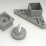 Nivelador y soporte para pata aluminio 40x40 Cerrajes gris